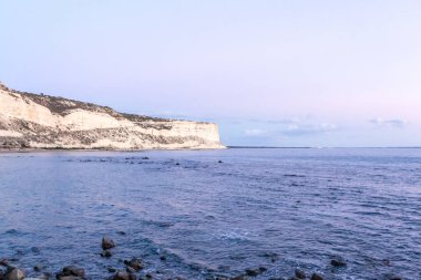 Güney Kıbrıs sahilinde güzel bir sahil, parlak mavi bir göl, Zapallo ba