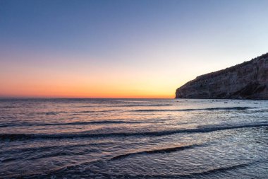 Akşamın geç saatlerinde Kıbrıs, Zapallo Körfezi plajında, atmosferik sk