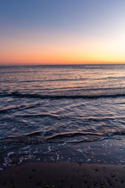 Akşamın geç saatlerinde Kıbrıs, Zapallo Körfezi plajında, atmosferik sk