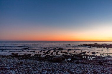 Akşamın geç saatlerinde Kıbrıs, Zapallo Körfezi plajında, atmosferik sk