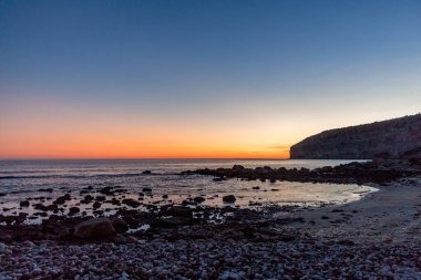 Akşamın geç saatlerinde Kıbrıs, Zapallo Körfezi plajında, atmosferik sk