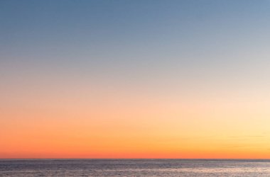 Akşamın geç saatlerinde Kıbrıs, Zapallo Körfezi plajında, atmosferik sk