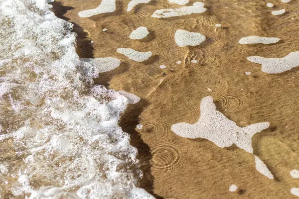 Kumsaldaki deniz dalgaları, üst manzara, güneşli de...