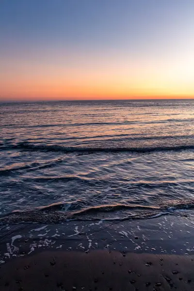 Akşamın geç saatlerinde Kıbrıs, Zapallo Körfezi plajında, atmosferik sk