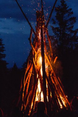 Karpatya dağlarında Ivan Kupala 'nın gece gökyüzünü aydınlatan büyük bir şenlik ateşinin büyüleyici görüntüsü.