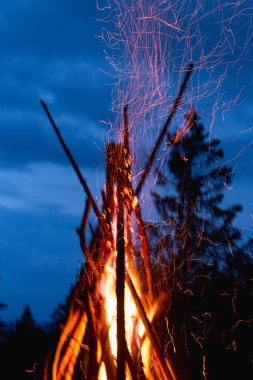 Karpatya dağlarında Ivan Kupala 'nın gece gökyüzünü aydınlatan büyük bir şenlik ateşinin büyüleyici görüntüsü.