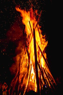 Karpatya dağlarında Ivan Kupala 'nın gece gökyüzünü aydınlatan büyük bir şenlik ateşinin büyüleyici görüntüsü.