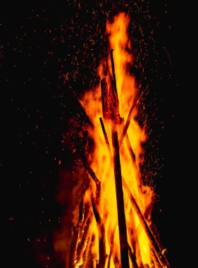 Karpatya dağlarında Ivan Kupala 'nın gece gökyüzünü aydınlatan büyük bir şenlik ateşinin büyüleyici görüntüsü.