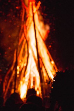 Karpatlar 'da büyük bir vatranın yanında Ivan Kupala' yı kutlayan insanların nefes kesici bir fotoğrafı, gece ışıkları ve gizemli bir atmosferle aydınlatılmış.
