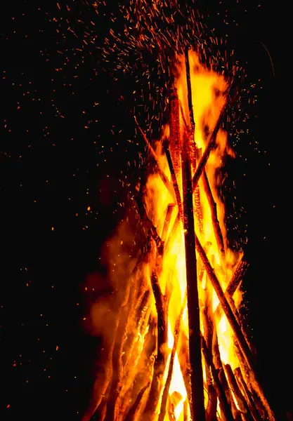 Karpatya dağlarında Ivan Kupala 'nın gece gökyüzünü aydınlatan büyük bir şenlik ateşinin büyüleyici görüntüsü.
