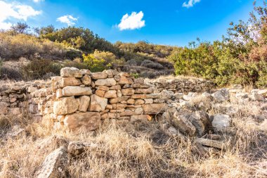 Kıbrıs 'ın dağlarında ıssız ve tenha bir yerdeki taş konutların kalıntılarının büyüleyici görüntüsü, uzun tarihi ve gücü anımsatıyor.