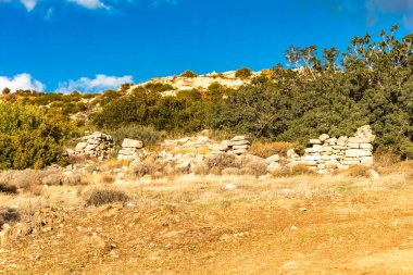 Kıbrıs 'ın dağlarında ıssız ve tenha bir yerdeki taş konutların kalıntılarının büyüleyici görüntüsü, uzun tarihi ve gücü anımsatıyor.