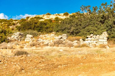 Kıbrıs 'ın dağlarında ıssız ve tenha bir yerdeki taş konutların kalıntılarının büyüleyici görüntüsü, uzun tarihi ve gücü anımsatıyor.