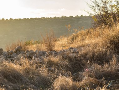 Kıbrıs Rum Kesimi 'nin berrak gökyüzü, az bulut ve sınırlı bitki örtüsü ile manzaralı sakin bir fotoğraf, adanın doğal güzelliğini gösteriyor