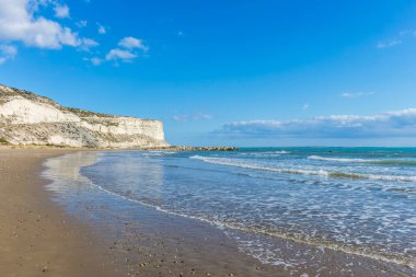 Kışın Kıbrıs 'taki Zapallo Körfezi Sahili' nin huzurunu yaşayın. Denize bakan beyaz kayalık bir sahil. Huzurlu ve huzurlu bir sahil kaçışı sunuyor.