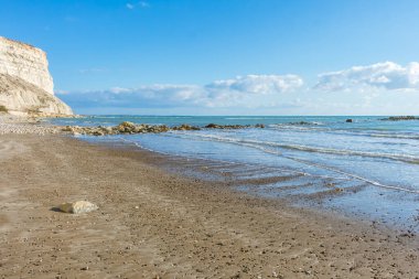 Kışın Kıbrıs 'taki Zapallo Körfezi Sahili' nin huzurunu yaşayın. Denize bakan beyaz kayalık bir sahil. Huzurlu ve huzurlu bir sahil kaçışı sunuyor.