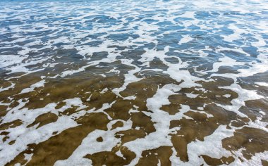 Kıbrıs 'ta bir sahilde denizin yüzeyine yansıyan güneş ışınlarının büyüleyici güzelliğini yakalayın. Suyun kenarında pırıl pırıl ve büyülü bir an yaratın.