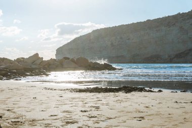Kıbrıs 'ta bir sahilde denizin yüzeyine yansıyan güneş ışınlarının büyüleyici güzelliğini yakalayın. Suyun kenarında pırıl pırıl ve büyülü bir an yaratın.