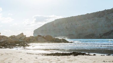 Kıbrıs 'ta bir sahilde denizin yüzeyine yansıyan güneş ışınlarının büyüleyici güzelliğini yakalayın. Suyun kenarında pırıl pırıl ve büyülü bir an yaratın.