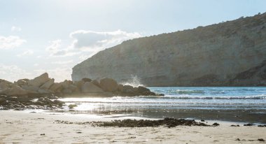 Kıbrıs 'ta bir sahilde denizin yüzeyine yansıyan güneş ışınlarının büyüleyici güzelliğini yakalayın. Suyun kenarında pırıl pırıl ve büyülü bir an yaratın.