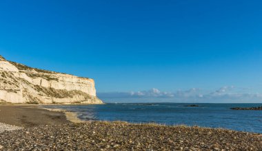 Kışın Kıbrıs 'taki Zapallo Körfezi Sahili' nin huzurunu yaşayın. Denize bakan beyaz kayalık bir sahil. Huzurlu ve huzurlu bir sahil kaçışı sunuyor.