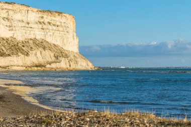 Kışın Kıbrıs 'taki Zapallo Körfezi Sahili' nin huzurunu yaşayın. Denize bakan beyaz kayalık bir sahil. Huzurlu ve huzurlu bir sahil kaçışı sunuyor.