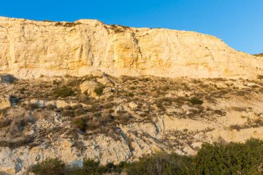 Kışın Kıbrıs 'taki Zapallo Körfezi Sahili' nin huzurunu yaşayın. Denize bakan beyaz kayalık bir sahil. Huzurlu ve huzurlu bir sahil kaçışı sunuyor.