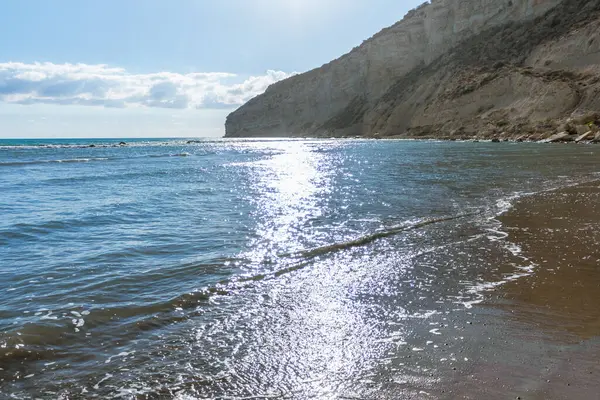Kıbrıs 'ta bir sahilde denizin yüzeyine yansıyan güneş ışınlarının büyüleyici güzelliğini yakalayın. Suyun kenarında pırıl pırıl ve büyülü bir an yaratın.