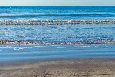 Kıbrıs 'taki Akdeniz' in büyüleyici güzelliğini yakalayın. Suyun yüzeyinde dans eden parıldayan dalgalar ve güneş yansımaları rahatlatıcı ve pitoresk bir deniz manzarası yaratıyor.