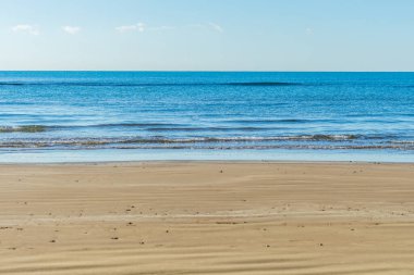 Kıbrıs 'taki Akdeniz' in büyüleyici güzelliğini yakalayın. Suyun yüzeyinde dans eden parıldayan dalgalar ve güneş yansımaları rahatlatıcı ve pitoresk bir deniz manzarası yaratıyor.