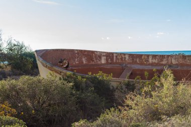 Kıbrıs kıyılarında terk edilmiş paslı bir teknenin nostaljisini yakalamak, yıpranmış bir cazibe ve deniz tarihinin hikayelerini somutlaştırmak.