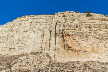 Kıbrıs 'ın Zapallo Körfezi Sahili kıyısındaki kayanın çarpıcı güzelliğini yakalayın ve sakin kıyı manzarasına biraz zarafet katın.