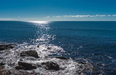 Kıbrıs 'taki Zapallo Körfezi Sahili' nin güzelliğini yaşayın kumlu kıyıları, denize dağılmış kayalar, güneşli bir günün sıcacık kucağında beyaz bir uçurum.