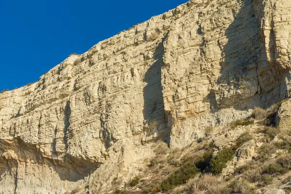 Kıbrıs 'ın Zapallo Körfezi Sahili kıyısındaki kayanın çarpıcı güzelliğini yakalayın ve sakin kıyı manzarasına biraz zarafet katın.