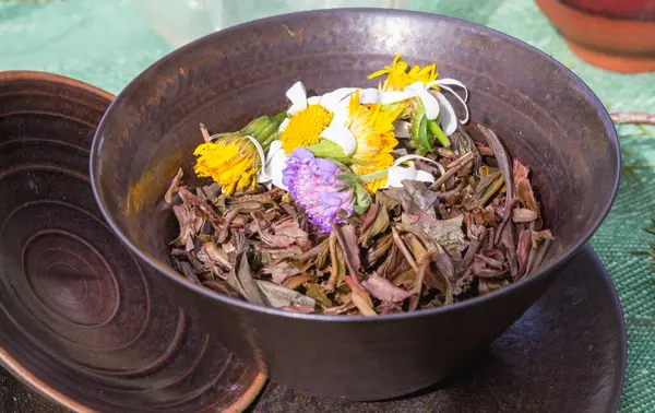 Kendinizi bir çay seremonisinin zerafetine daldırın. Kil kaseleri, bir çay kabı, bir taş, çiçek süslemeleri ve yemyeşil çimlerle, huzurlu ve uyumlu bir atmosfer yaratın.