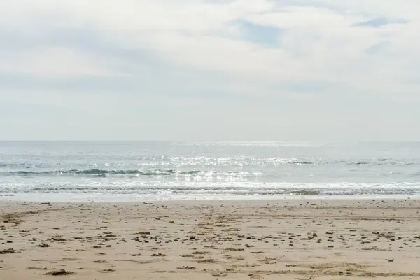 Kıbrıs 'taki Zapallo plajı, ufukta görünen...