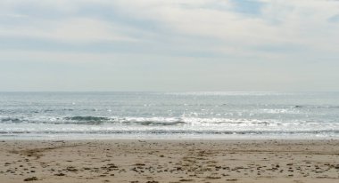 Kıbrıs 'taki Zapallo plajı, ufukta görünen...