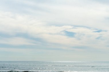 Kıbrıs 'taki Zapallo plajı, ufukta görünen...