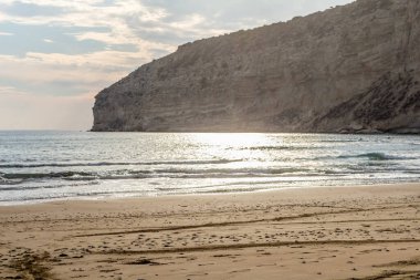 Dramatik uçurumlar, alacakaranlıkta yumuşak dalgalarla karşılaşır. Yalnız bir kaya bekçisi, dayanıklılık, yalnızlık ve doğal güzellik temalarını iletmek için idealdir.