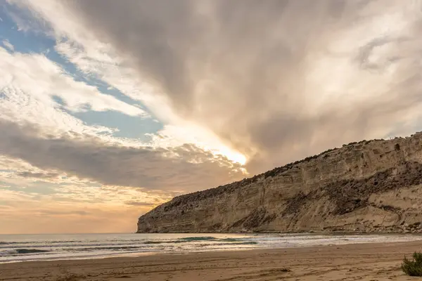KKKTC sahilinde sıcak gün batımı, denizin üstünde kaya, atmosferik arazi manzarası