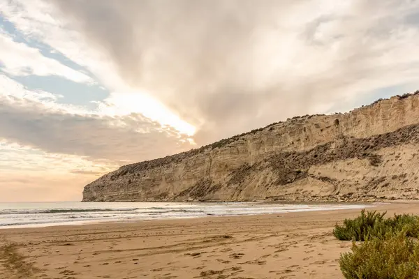 KKKTC sahilinde sıcak gün batımı, denizin üstünde kaya, atmosferik arazi manzarası