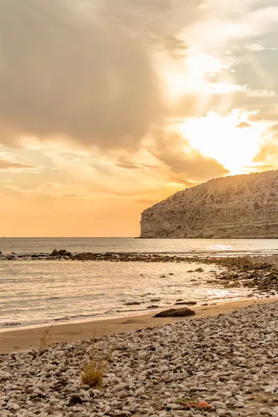 KKKTC sahilinde sıcak gün batımı, denizin üstünde kaya, atmosferik arazi manzarası