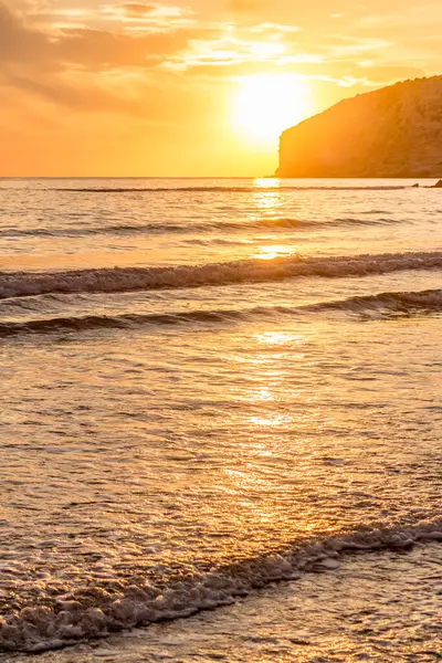 KKKTC sahilinde sıcak gün batımı, denizin üstünde kaya, atmosferik arazi manzarası