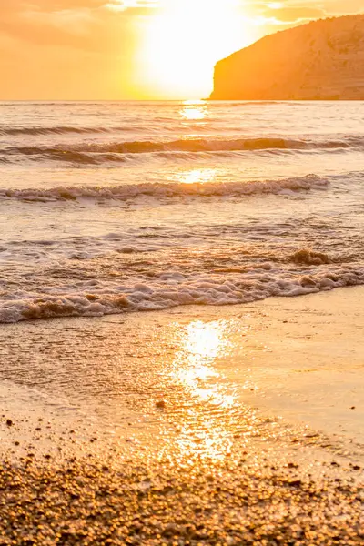 KKKTC sahilinde sıcak gün batımı, denizin üstünde kaya, atmosferik arazi manzarası