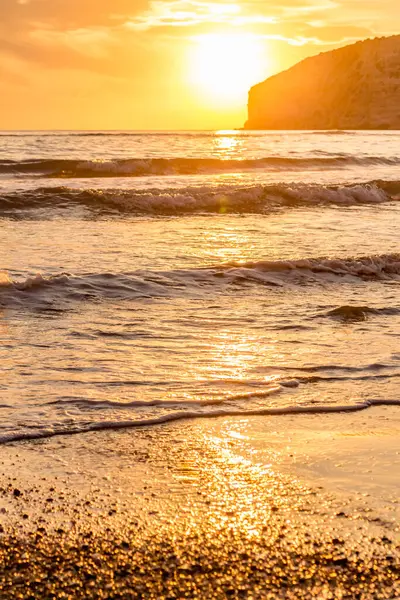 KKKTC sahilinde sıcak gün batımı, denizin üstünde kaya, atmosferik arazi manzarası