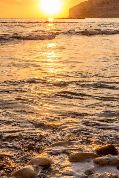 KKKTC sahilinde sıcak gün batımı, denizin üstünde kaya, atmosferik arazi manzarası