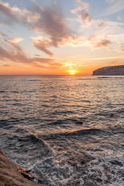 KKKTC sahilinde sıcak gün batımı, denizin üstünde kaya, atmosferik arazi manzarası