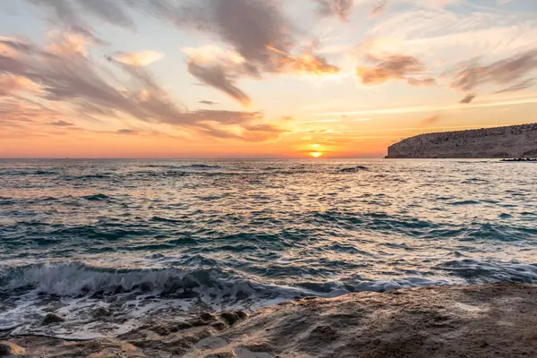 KKKTC sahilinde sıcak gün batımı, denizin üstünde kaya, atmosferik arazi manzarası