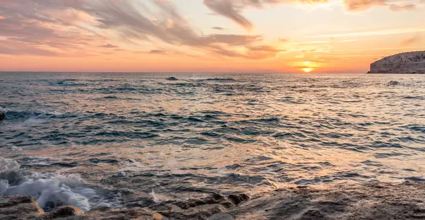 KKKTC sahilinde sıcak gün batımı, denizin üstünde kaya, atmosferik arazi manzarası