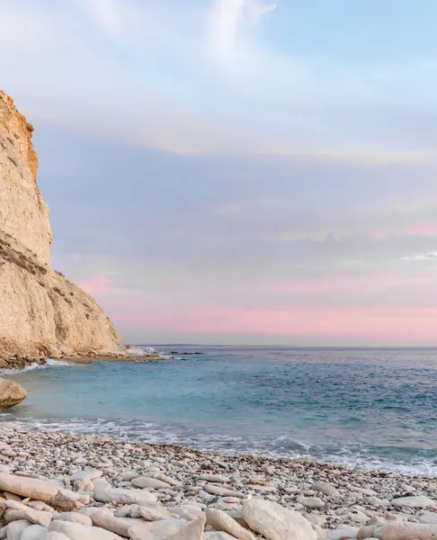 Dramatik uçurumlar, alacakaranlıkta yumuşak dalgalarla karşılaşır. Yalnız bir kaya bekçisi, dayanıklılık, yalnızlık ve doğal güzellik temalarını iletmek için idealdir.